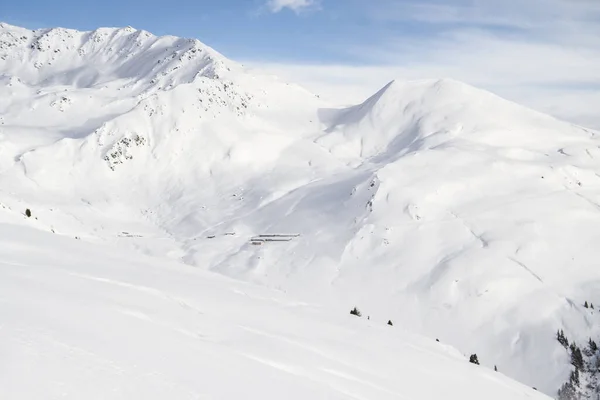 Kışın Karla Kaplı Dağ Sıralarının Manzaralı Manzarası — Stok fotoğraf