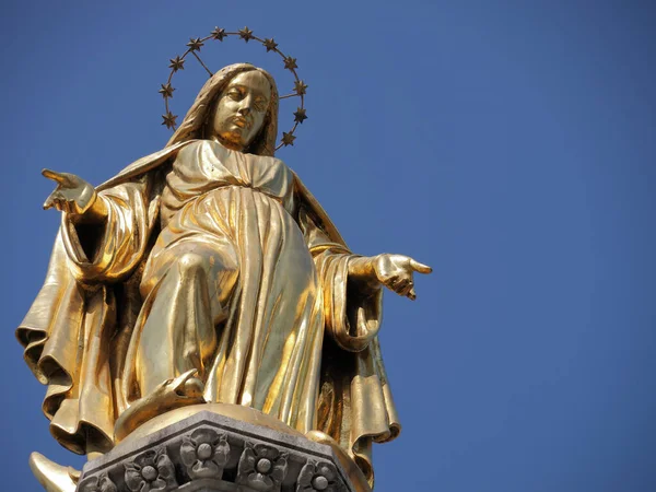 Najświętsza Maryja Panna Umieszczona Szczycie Kolumny Przed Katedrą Zagrzebiu Chorwacja — Zdjęcie stockowe