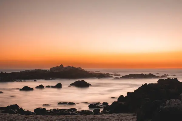 Gün Batımında Okyanus Kayalar Kızıl Gökyüzü Manzarası — Stok fotoğraf