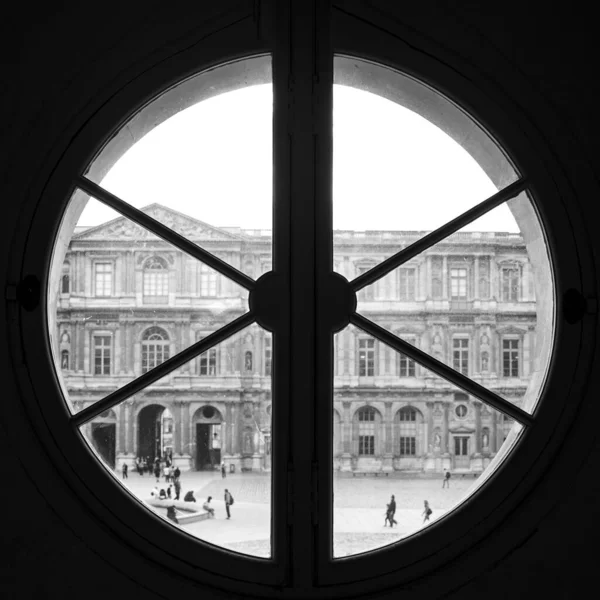 Grayscale Záběr Nádvoří Zevnitř Louvrova Muzea Paříži Francie — Stock fotografie