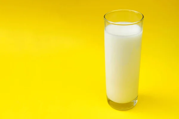 一杯鲜牛奶 放在带有复制空间的工作室黄色背景上 — 图库照片