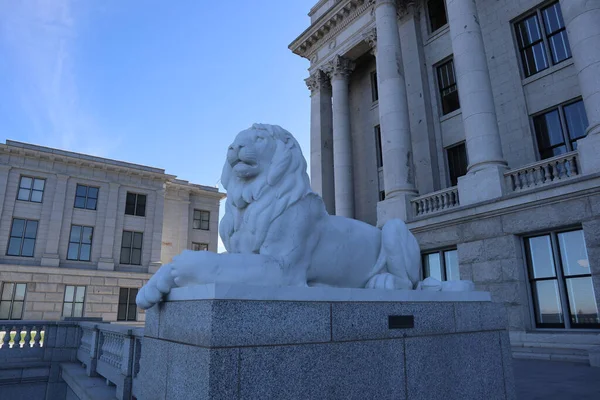 ユタ州議事堂の建物の外のライオン像の閉鎖 アメリカ合衆国ソルトレークシティ — ストック写真