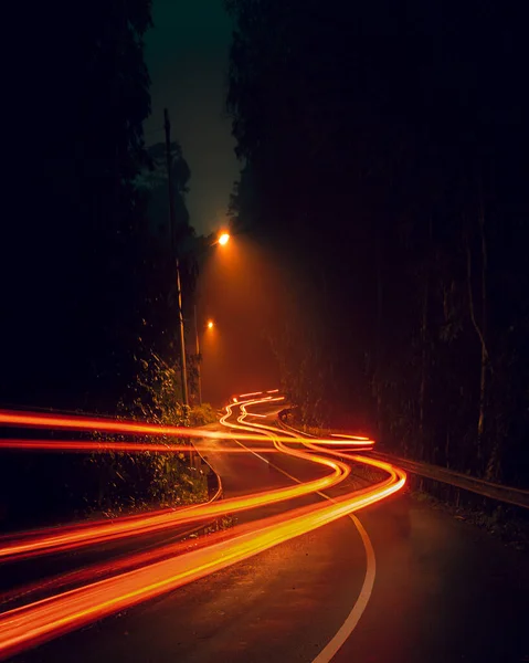 Eine Nächtliche Ansicht Einer Straße Mit Langen Belichtungszeiten — Stockfoto