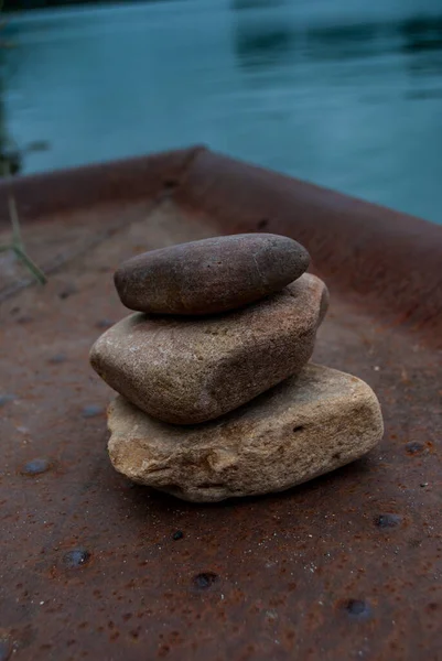 Primer Plano Vertical Rocas Apiladas Una Encima Otra Cerca Piscina — Foto de Stock