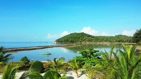 Una Piccola Barca Vuota Dalla Lussureggiante Spiaggia Verde Isola Tropicale — Foto Stock