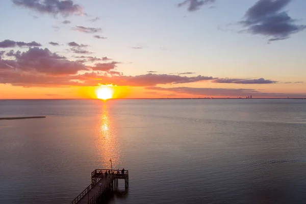 Ein Malerischer Blick Auf Einen Hellen Sonnenuntergang Der Mobile Bay — Stockfoto