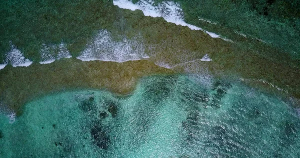Μια Όμορφη Θέα Της Θάλασσας Αφρώδη Κύματα Μια Ηλιόλουστη Καλοκαιρινή — Φωτογραφία Αρχείου