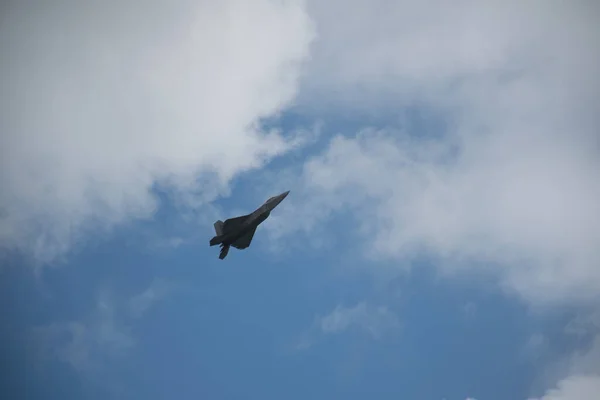 Nízký Úhel Záběru Tajného Letounu Lockheed Martin Raptor Letící Obloze — Stock fotografie