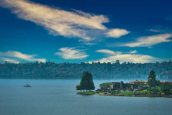 米国ワシントン州ベルビューのマイデンバウアー湾とシアトルの海岸線で湖の上に曇った空の景色 — ストック写真