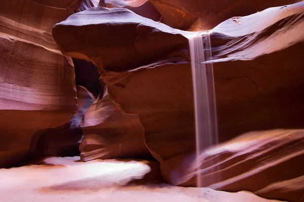 一幅美丽的沙景从峡谷的墙壁上滑落下来 在狭长地带峡谷中的上羚羊峡谷 美国亚利桑那州 — 图库照片