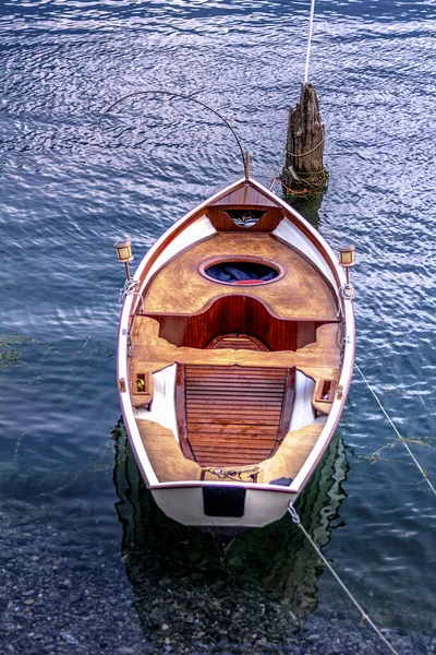 Een Prachtig Shot Van Een Boot Aangemeerd Naar Een Steiger — Stockfoto