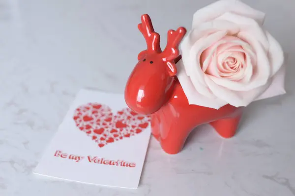Joli Vase Cerf Rouge Avec Une Rose Blanche — Photo