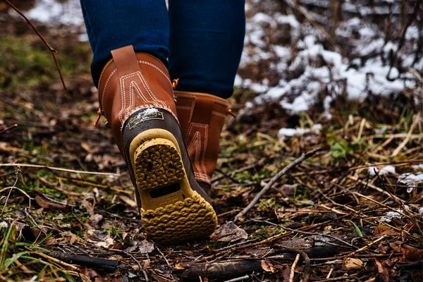 Närbild Skott Fot Man Stövlar Promenader Rain Skogen — Stockfoto