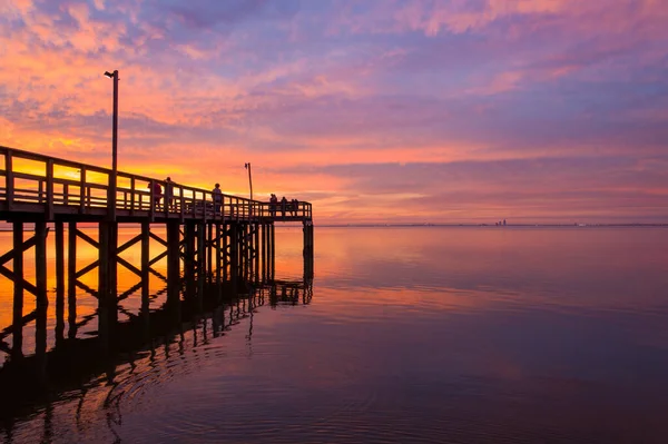 Felhős Színes Naplemente Tükröződik Nyugodt Vízben Mobile Bay Alabama Usa — Stock Fotó