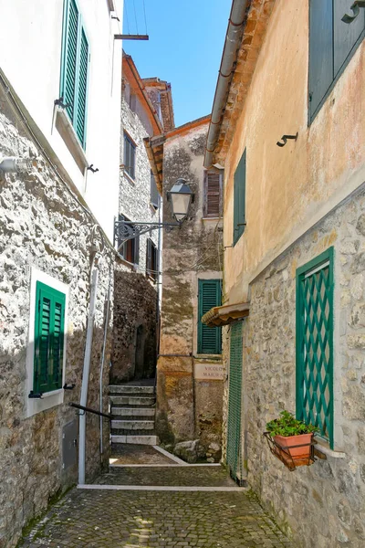 意大利拉齐奥布拉齐亚诺中世纪建筑之间的一条狭窄街道 — 图库照片