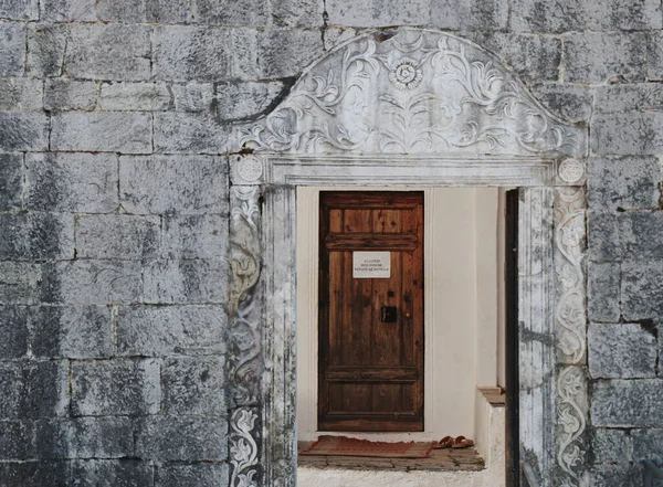 Tiro Porta Madeira Edifício Velho Com Pedras Grandes Feitas — Fotografia de Stock