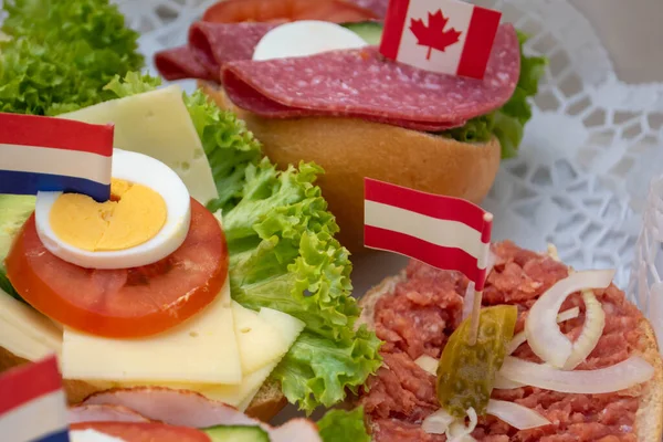 Eine Nahaufnahme Von Burgern Käse Und Anderen Lebensmitteln Mit Mehreren — Stockfoto