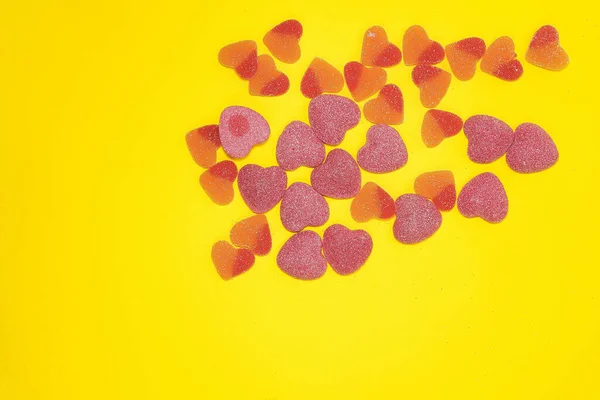 Sarı Arka Planda Ekşi Kalp Şekilli Şekerlemelerin Üst Görüntüsü — Stok fotoğraf