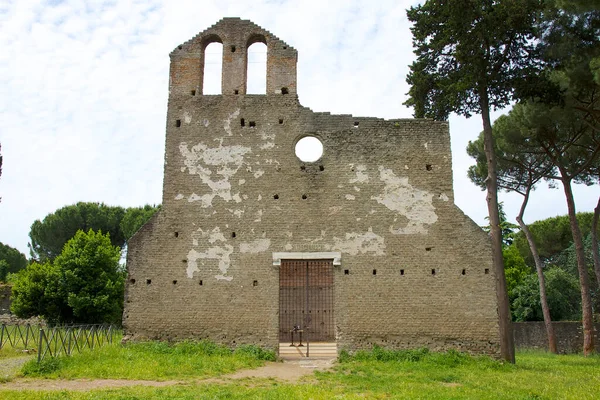 Живописный Вид Руины Церкви Святого Николая Окружении Зелени Риме Италия — стоковое фото