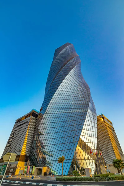 Tiro Vertical Edifício Moderno Com Céu Sem Nuvens Fundo — Fotografia de Stock