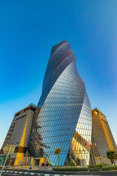 Plano Vertical Edificio Moderno Con Cielo Despejado Fondo —  Fotos de Stock