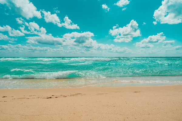 Мальовничий Вид Піщаний Пляж Блакитним Океаном Фоні Хмарного Неба — стокове фото