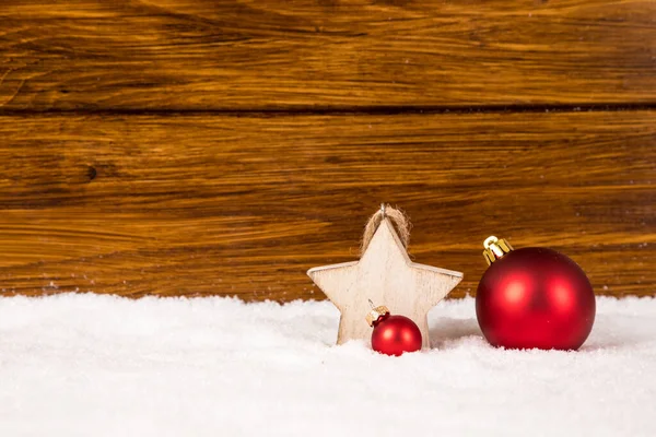Detailní Záběr Vánoční Dekorativní Koule Sněhu Dřevěném Pozadí Copyspace — Stock fotografie