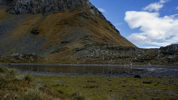 Вид Вулканічний Ставок Тлі Величезної Скелі Вдень — стокове фото