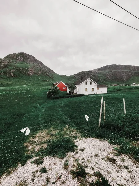 Egy Függőleges Felvétel Egy Faházról Farmmal Hangárral Mezőn Hegyek Lábánál — Stock Fotó