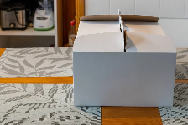 キッチンテーブルの上の白い箱のクローズアップショット — ストック写真