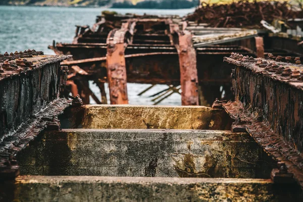 Close Uma Antiga Construção Enferrujada Demolida Junto Mar Durante Dia — Fotografia de Stock