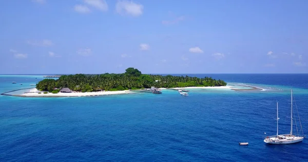 海の真ん中に木のある小さな島の空中写真 — ストック写真
