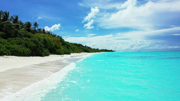 Een Prachtig Shot Van Een Strand Van Een Heldere Doorzichtige — Stockfoto