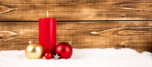 Vela Roja Con Bolas Navidad Sobre Fondo Madera Sobre Nieve —  Fotos de Stock