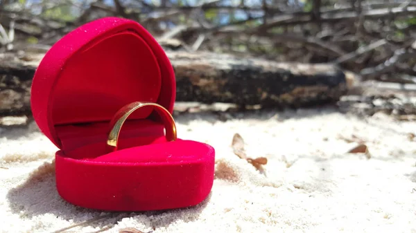 Красная Коробка Форме Сердца Золотым Кольцом Пляже — стоковое фото