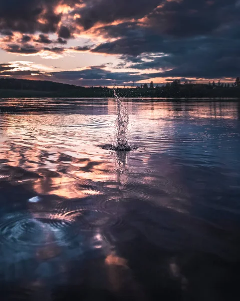 Захватывающий Пейзаж Впечатляющего Закатного Неба Озере Шипами Норвегии — стоковое фото