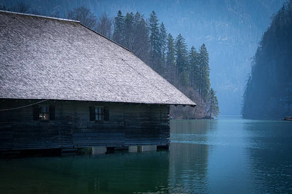 Almanya Nın Bavyera Kentindeki Konigssee Gölü Üzerinde Bir Ahşap Kulübe — Stok fotoğraf