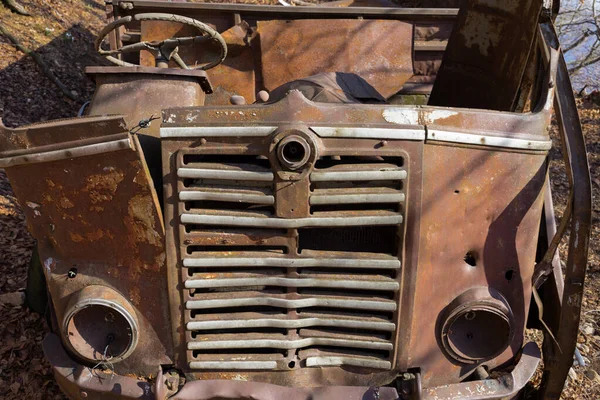 一辆生锈的破古董车的特写镜头 — 图库照片
