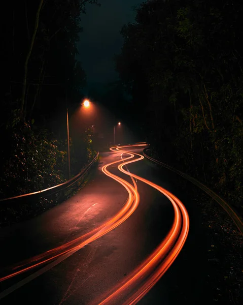 長時間露光のある道路の夜景 — ストック写真