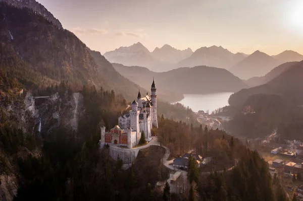 Una Pintoresca Vista Castillo Neuschwanstein Durante Puesta Del Sol Alemania —  Fotos de Stock