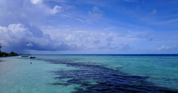 Uma Vista Hipnotizante Uma Bela Paisagem Marinha Sob Céu Nublado — Fotografia de Stock