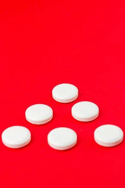 Vertical Shot White Pills Isolated Red Background — Stock Photo, Image