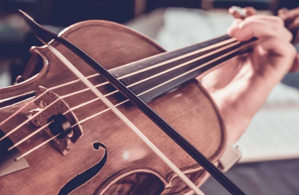 Eine Nahaufnahme Einer Hand Die Geige Spielt — Stockfoto