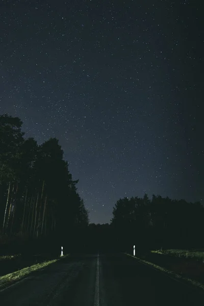 Вертикальний Знімок Місяця Світить Самотній Вулиці Вночі Зоряному Небі — стокове фото