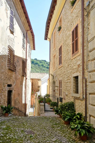 イタリアの古い中世の石造りの建物の間の通りの垂直ショット — ストック写真