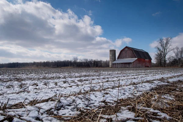 Uma Vista Fazenda Aldeia Dia Inverno — Fotografia de Stock