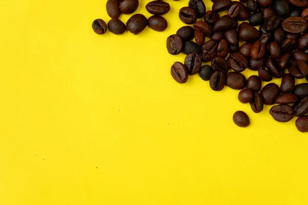 Closeup Shot Coffee Beans Yellow Background — Stock Photo, Image