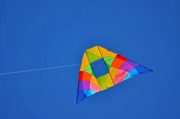 Een Kleurrijke Vlieger Vliegend Blauwe Heldere Lucht — Stockfoto