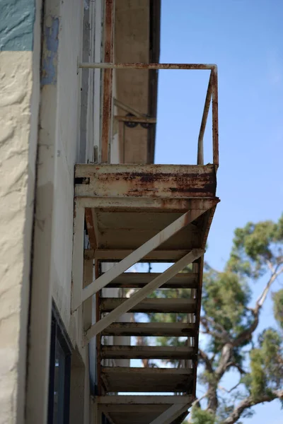 Tiro Vertical Baixo Ângulo Escadas Enferrujadas Que Conduzem Para Cima — Fotografia de Stock