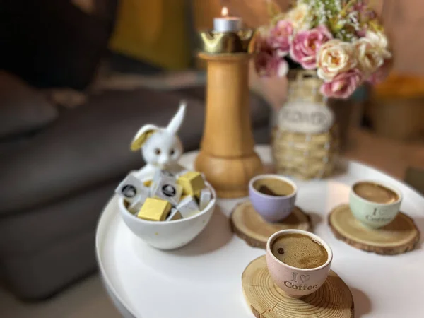 Ein Schön Gedeckter Tisch Mit Kaffeetassen Und Pralinen — Stockfoto